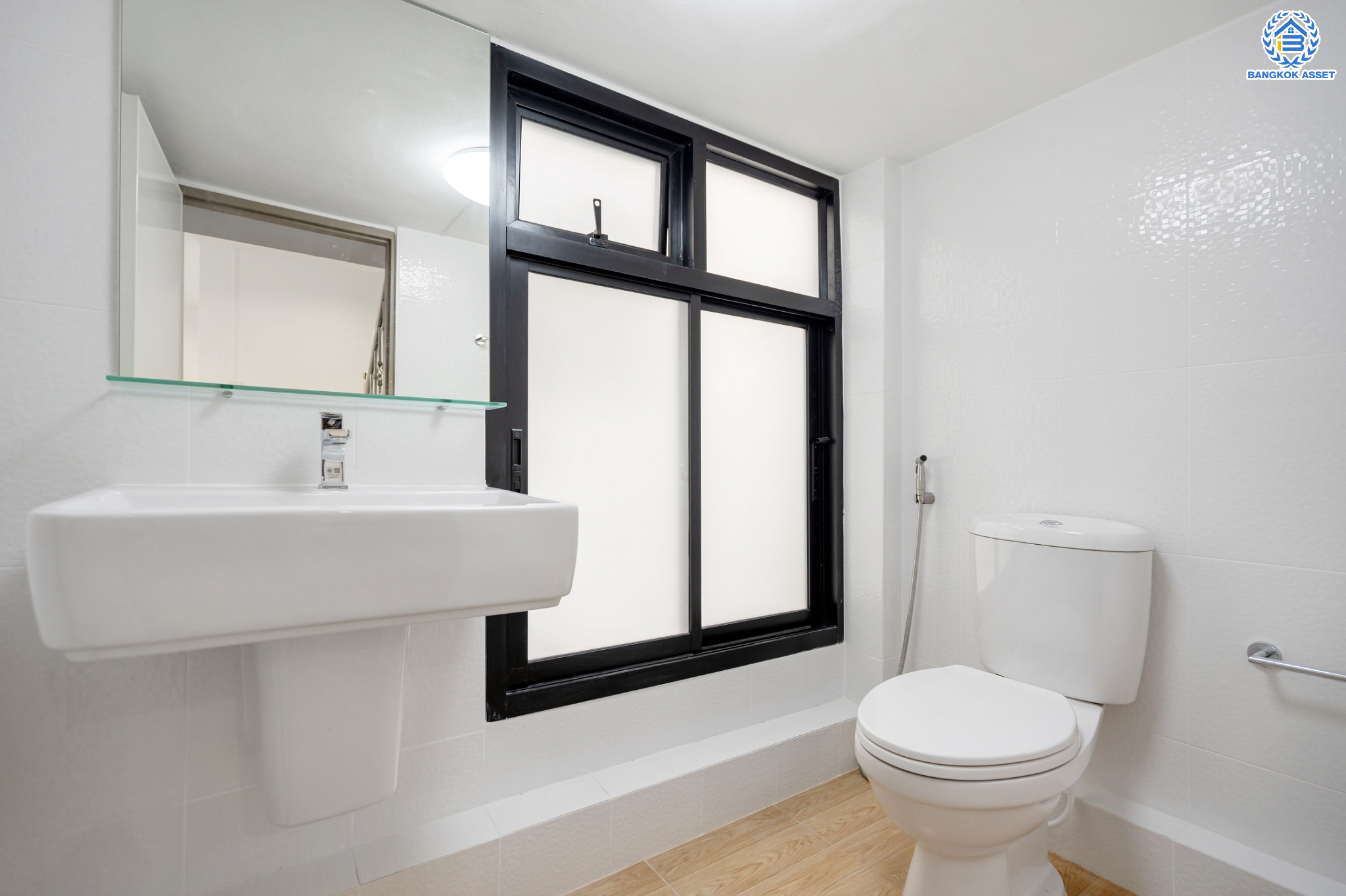 บ้านมือสองตกแต่งใหม่ ม.บ้านสวน5 กลางเมือง พิบูลย์สงคราม บ้านแฝด 3 ชั้น พร้อมอยู่ เนื้อที่ 32.9 ตร.ว. ฟังก์ชัน 4 ห้องนอน 3 ห้องน้ำ จอดรถได้ 2 คัน บนสุดยอดทำเล! เชื่อมถนนพิบูลย์สงคราม, วงศ์สว่าง, นครอินทร์ และติวานนท์ ใกล้จุดขึ้นทางด่วนศรีรัช-วงแหวนรอบนอก และรถไฟฟ้า "สถานีแยกติวานนท์"